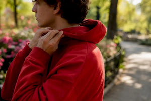 Sudadera con capucha vs Sudadera: Cuál usar y cuándo