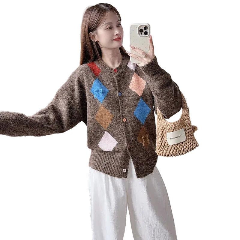 Contrasting diamond patterned sweater