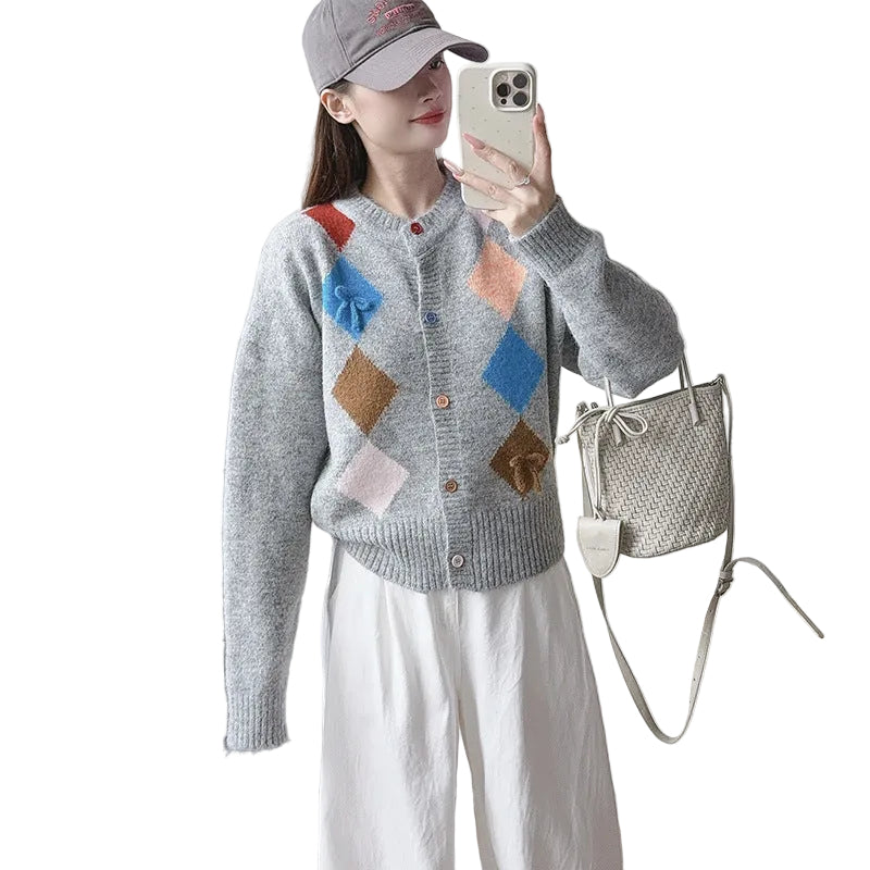 Contrasting diamond patterned sweater