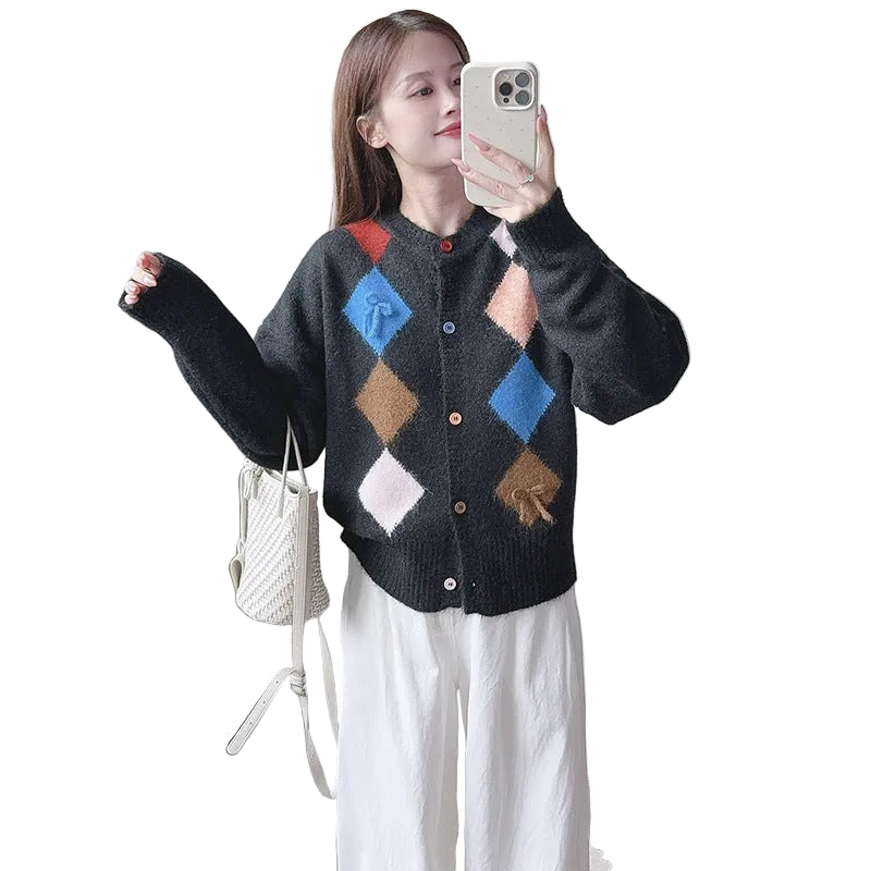 Contrasting diamond patterned sweater