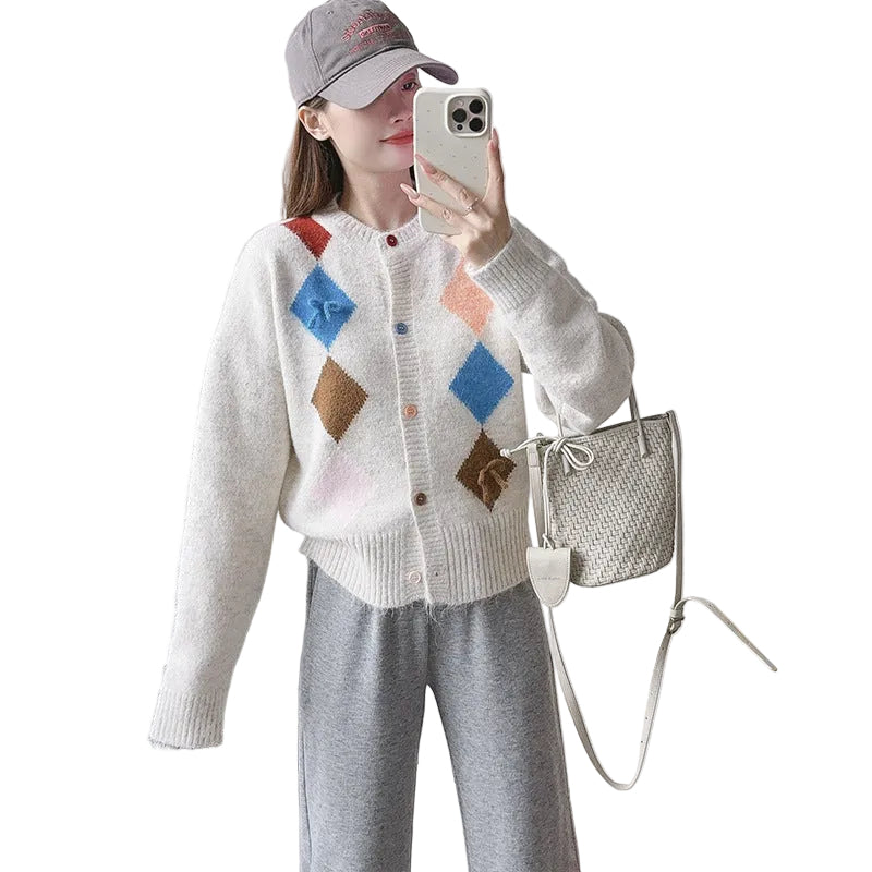 Contrasting diamond patterned sweater