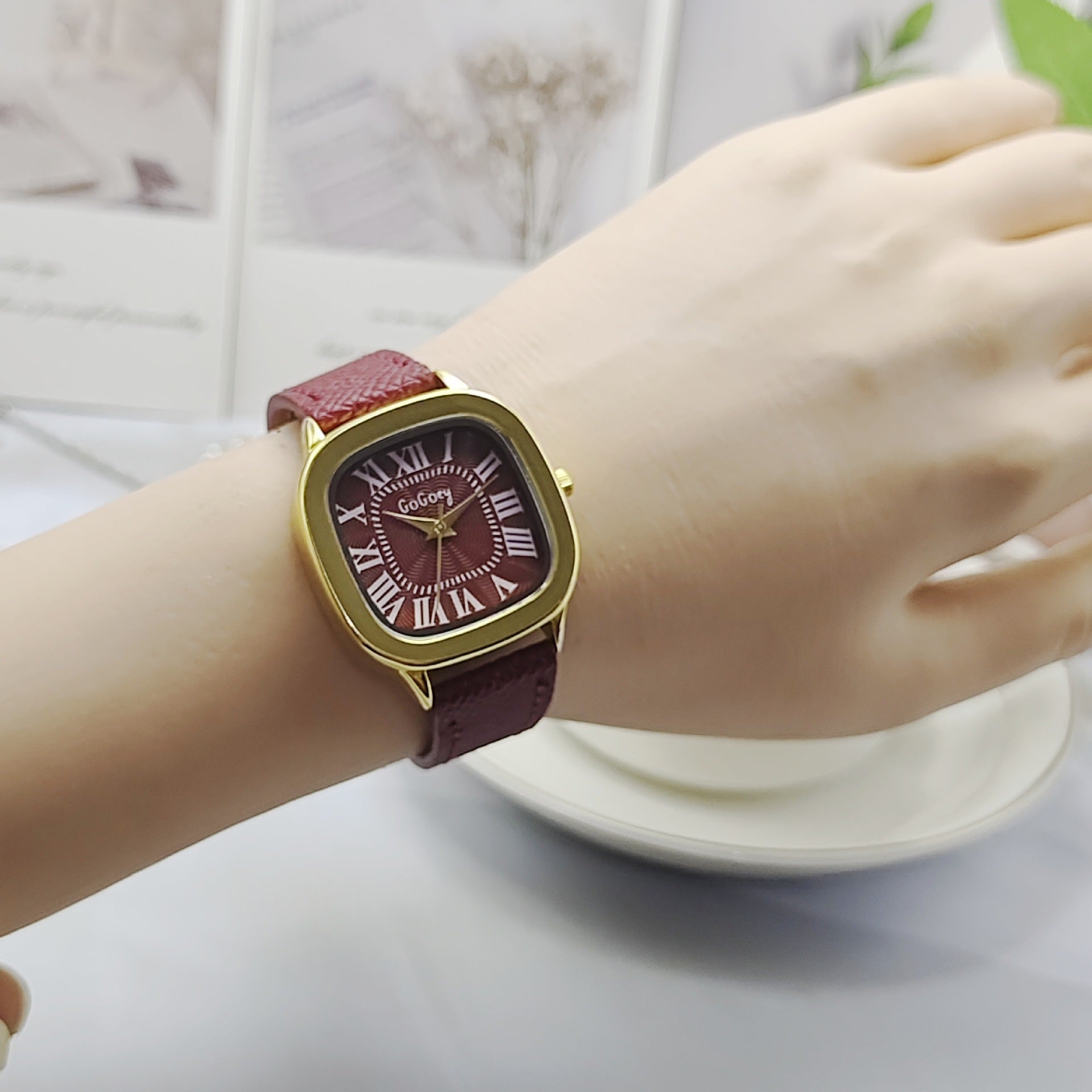 Retro Roman Dial Leather Strap Watch For Women - cas7m