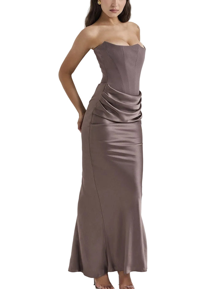 Woman wearing a strapless,收腰的晚礼服在浅灰色背景上